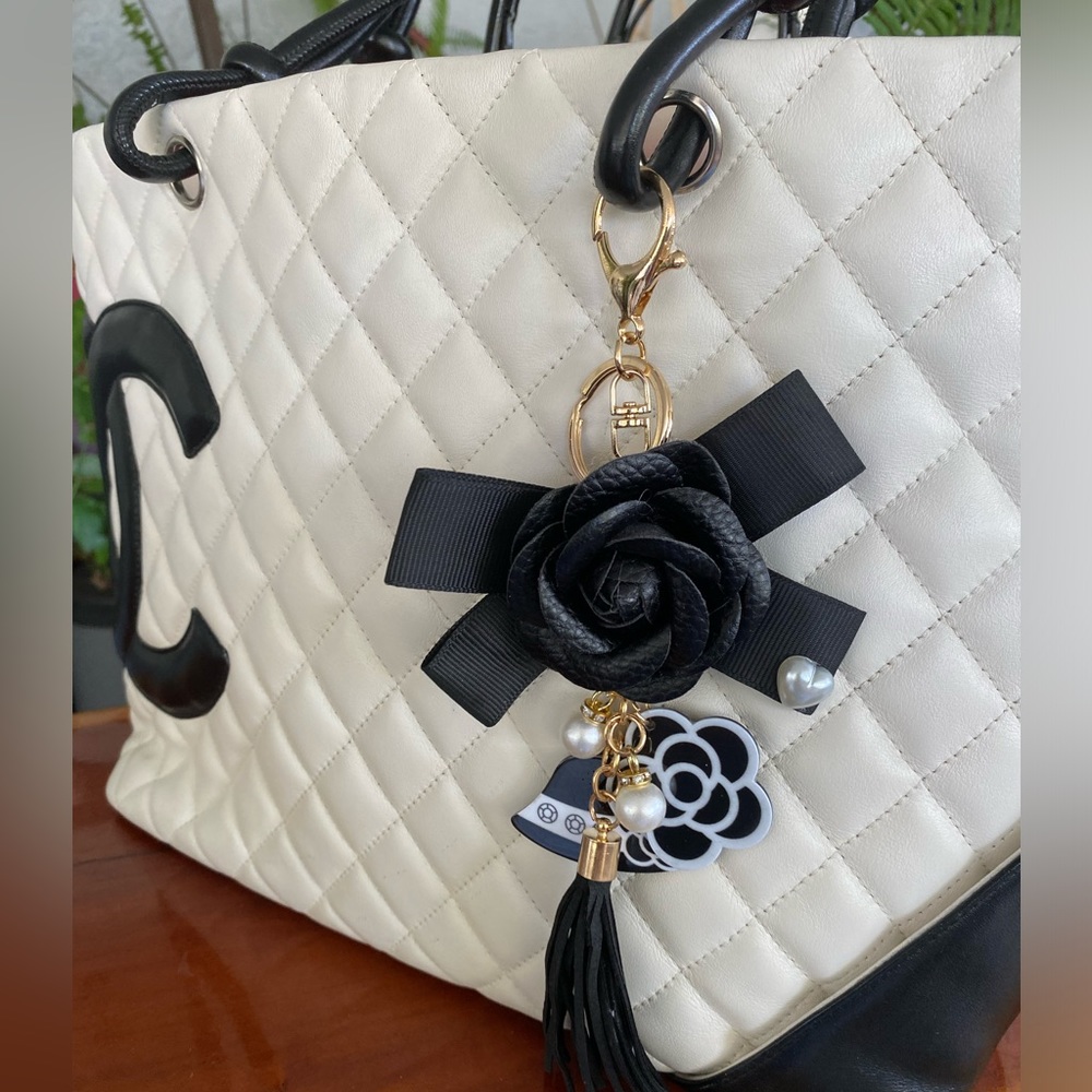 Black and White Camellia Flower Purse Charm Keychain/Bag
Charm/Car Charm - Picture 2 of 3